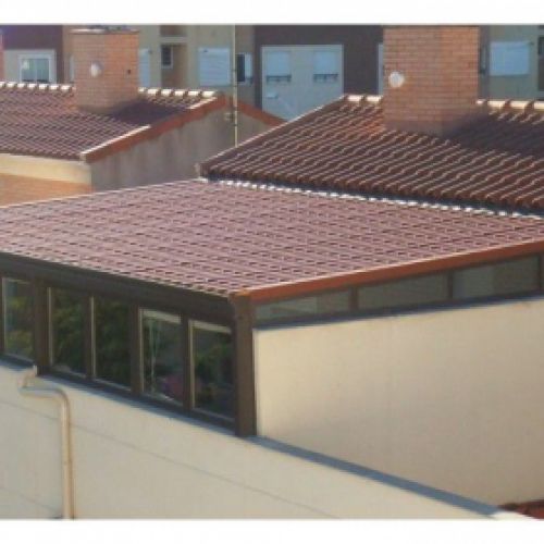 Imagen de panel de teja roja en tejado de vivienda