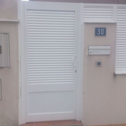 Puerta exterior de acceso a vivienda unifamiliar en color blanco