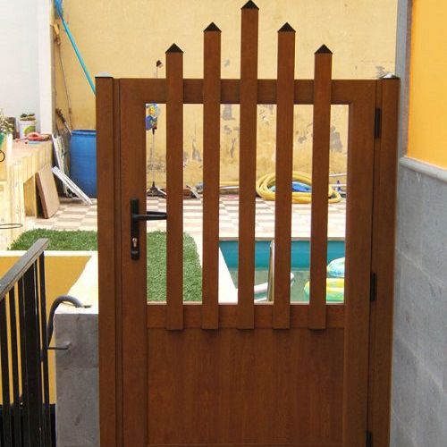 Puerta de acceso a jardín en color madera
