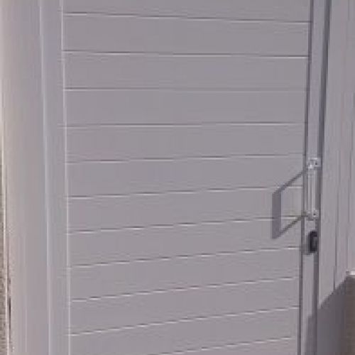 Puerta exterior de acceso a vivienda en color blanco