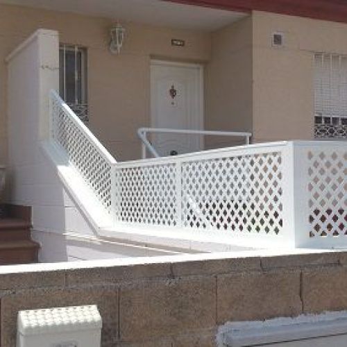 Valla y barandilla de escalera de acceso a jardín en unifamiliar