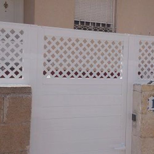 Cierre y puerta exterior de color blanco en unifamiliar