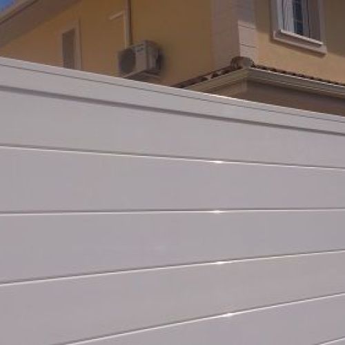 Valla exterior de vivienda en  color blanco