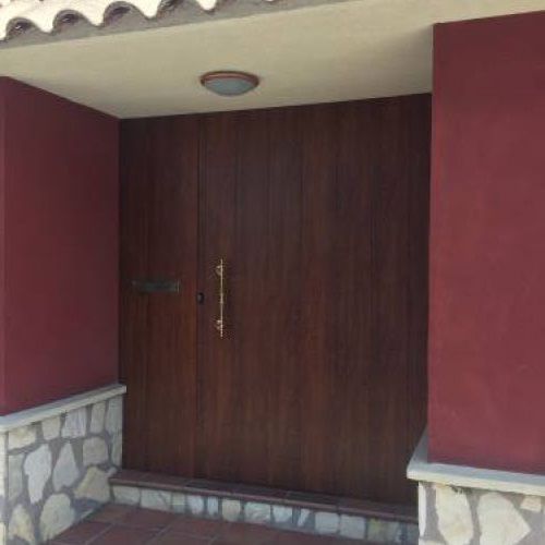 Puerta de acceso avivienda en color madera