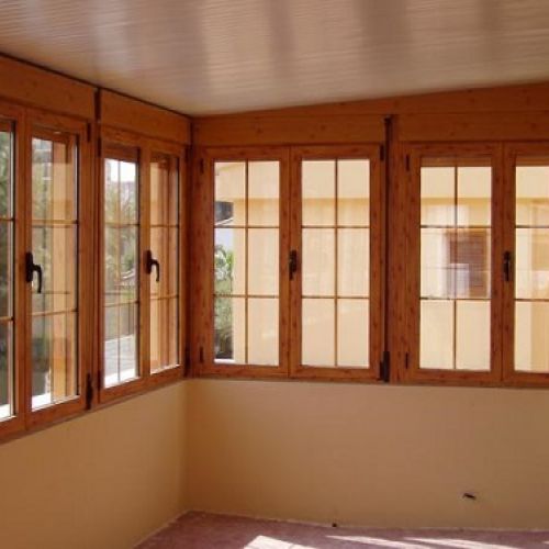 Vista interior de cerramiento de ventanal en color madera