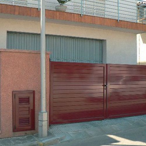 Puerta de acceso a garaje de unifamiliar en color madera