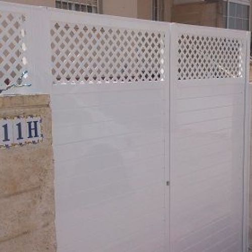 Puerta de garaje vivienda en color blanco