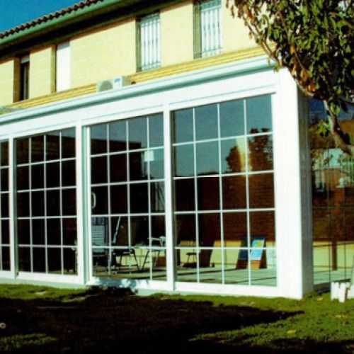 Cerramiento de Terraza con Barrotillo en color blanco en vivienda unifamiliar