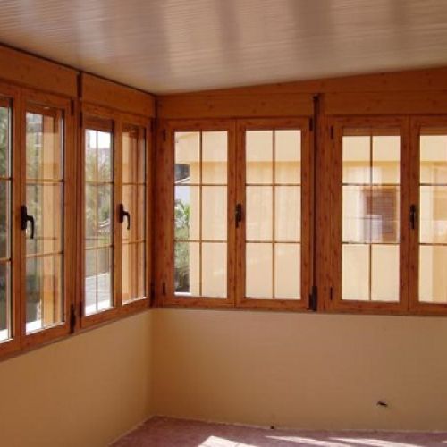 Vista interior de cerramiento de ventanal en color madera