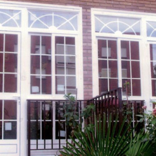 Cerramiento Porche de Entrada a Vivienda en color blanco