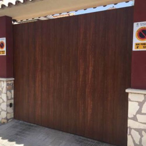 Puerta de acceso a garaje en color madera