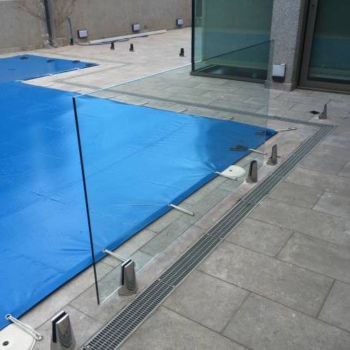 Imagen de panel vertical de cristal de cerramiento de piscina