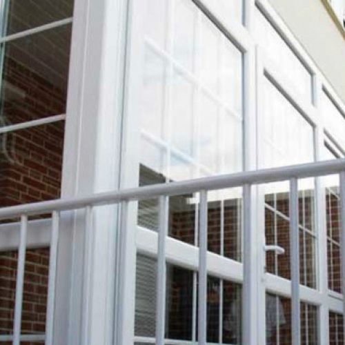 Cerramiento de porche de entrada a vivienda en color blanco